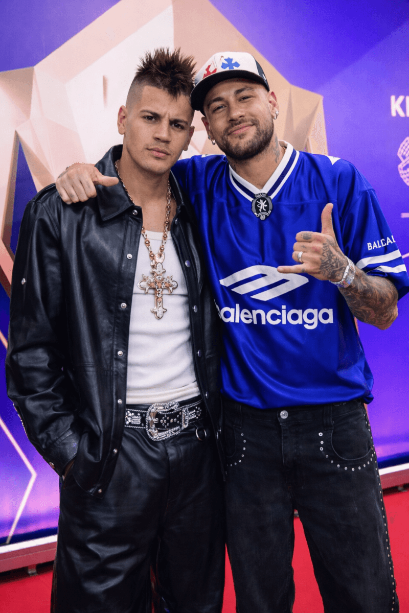 Isso aqui é indescritível a sensação de conhecer o seu ídolo!! Neymar é um gênio do futebol me inspiro no seu estilo de jogo se Deus quis…
