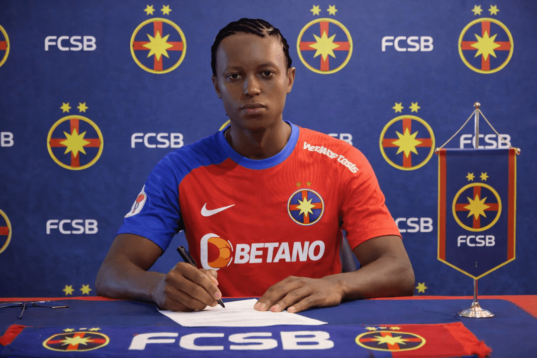 Feliz por estar assinando meu primeiro contrato profissional.