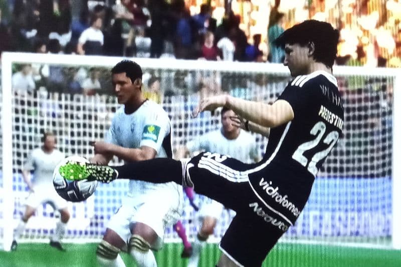 O jogador no seu primeiro jogo marcou um golo aéreo lindo