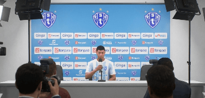 — Como o professor falou, acredito que nosso momento de ajudar um ao outro tenha chegado ao fim. Ele sabe o que é melhor para o projeto q…