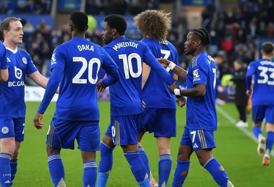 EMPATE COM DRAMA E LUTA! 🦊🤝 ​Leicester 1x1 Cardiff City ⚽ Daka (ass. El Khannouss) ​Daka foi o Craque do Jogo! Mesmo com o cartão verme…