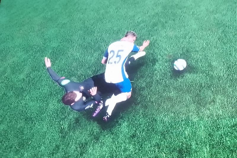No jogo contra o West Ham, dei um chapéu em um jogador e seu companheiro de time me deu um carrinho duro. Parece que só conseguem me para…
