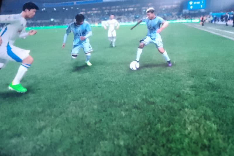 Elástico sem piedade após cobrança de lateral e explosão até chegar perto do gol e tocar para Solanke, que fuzila a rede durante o jogo c…