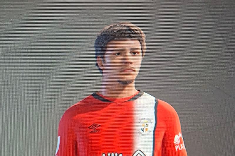 Virei profissional agora galera, o Luton Town me contratou pelo período de 3 anos, e agora vou seguir meus sonhos ganhar bola de ouro etc…