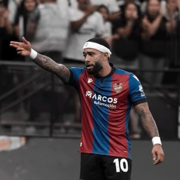 Levante insider: 🏆 Parabéns, Memphis Depay! O craque conquista o 3º lugar na Bola de Ouro da última temporada. Reconhecimento merecido p…