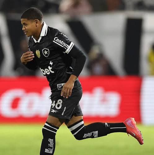 Huguinho, joia do Botafogo, é contratado pelo Girona e vai agregar no elenco para a busca pelo título espanhol.
