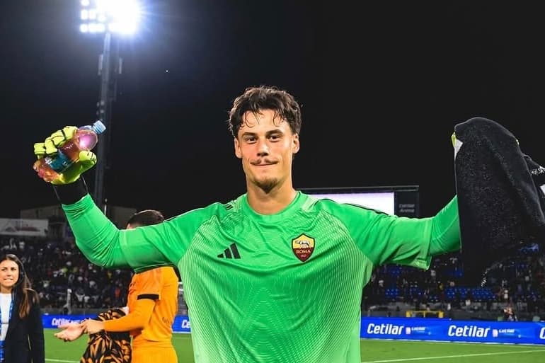 HERE ARE US ⚡️ Roma are negotiating Svilar's departure with Barcelona. The goalkeeper's departure is already taken for granted. However, …