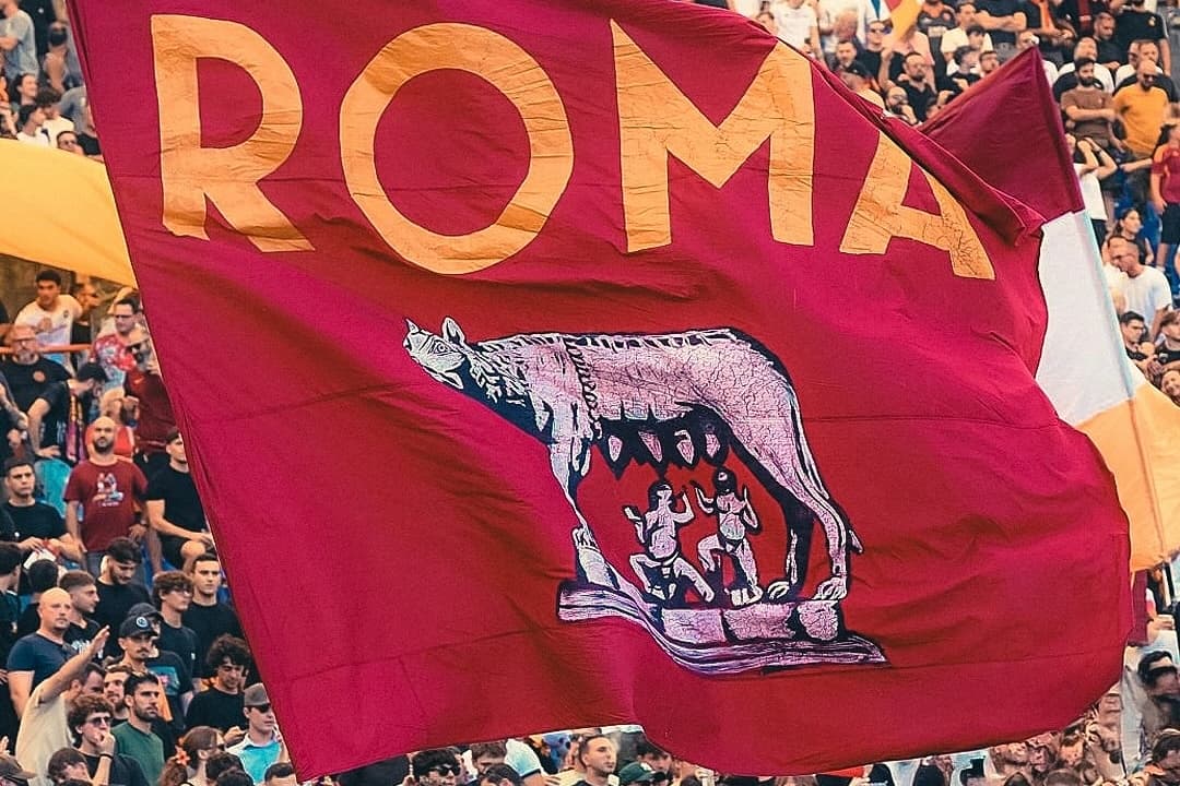 Un auténtico desmantelamiento de la defensa romana. Hermoso perdió su puesto de titular y se marchó, partiendo Ndicka a Inglaterra. Totti…