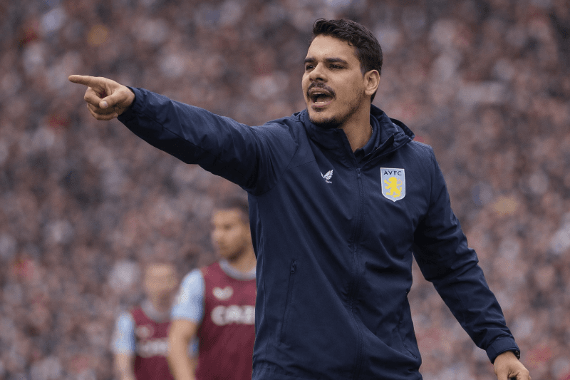 Feliz demais no comando do Aston Villa!