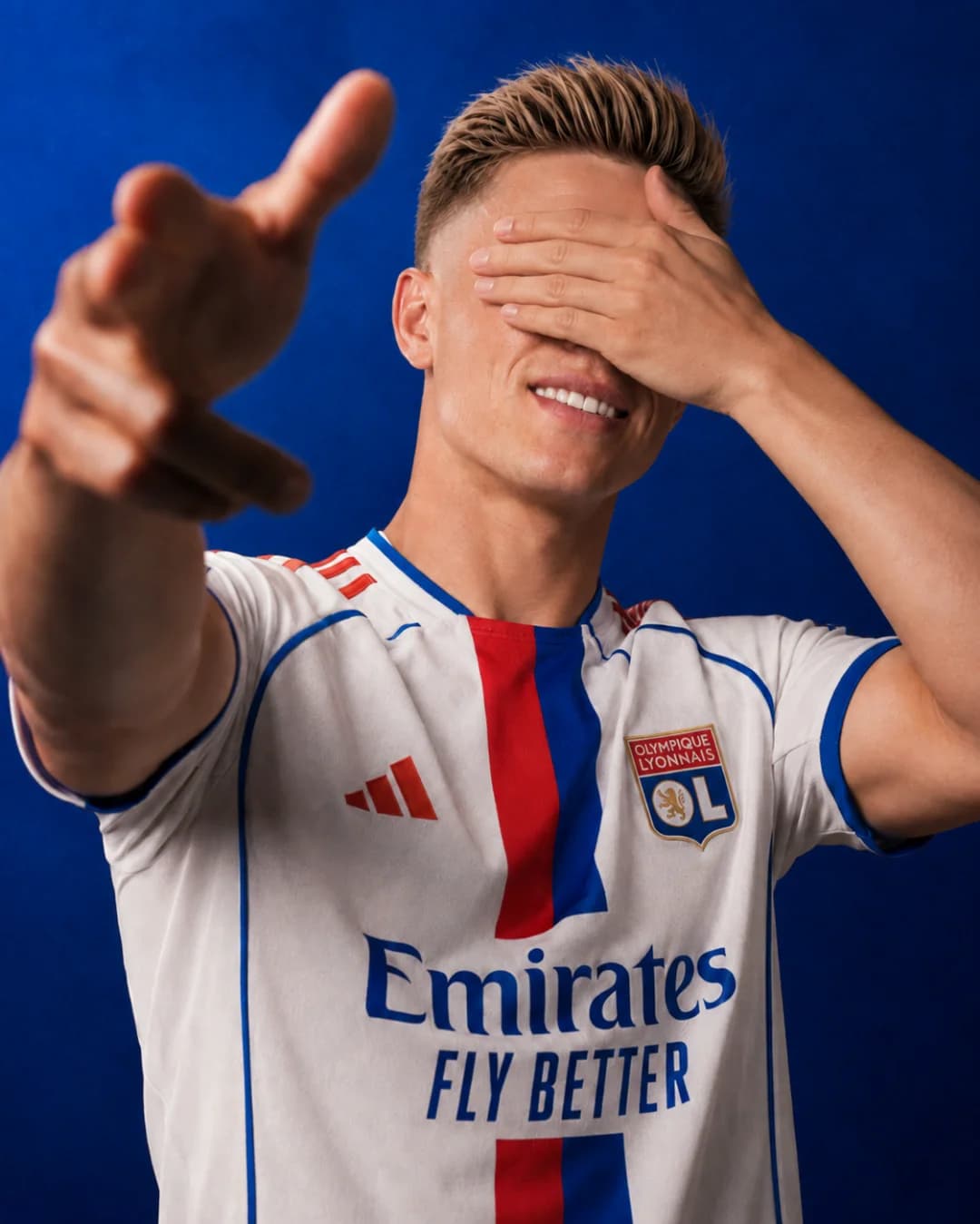 Seguimos trabalhando, sonhando e representando essa camisa com orgulho. 🔵🔴🦁⚽️ #OL