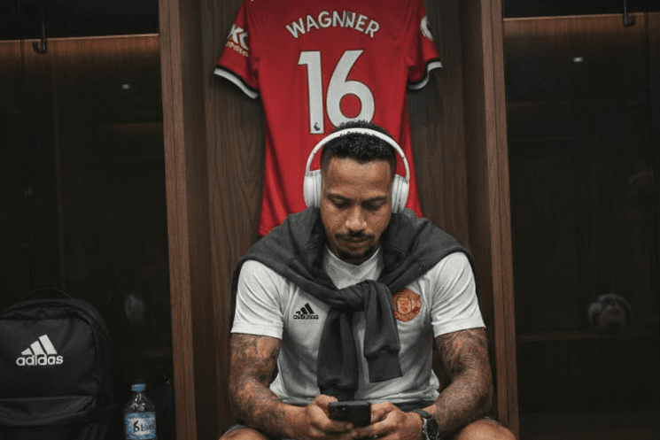 "Ansioso para minha estreia pelo Poderoso Manchester United, que Deus nos abençoe 🙏. ❤️⚽👉☺️👈