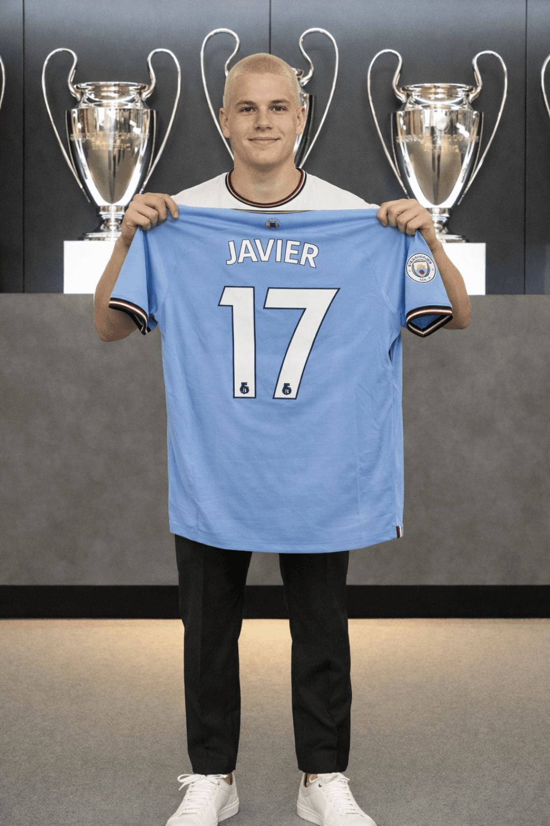 Novo clube, nova história. Tenho a agradecer o Manchester City por deixar-me usar o número do meu ídolo.