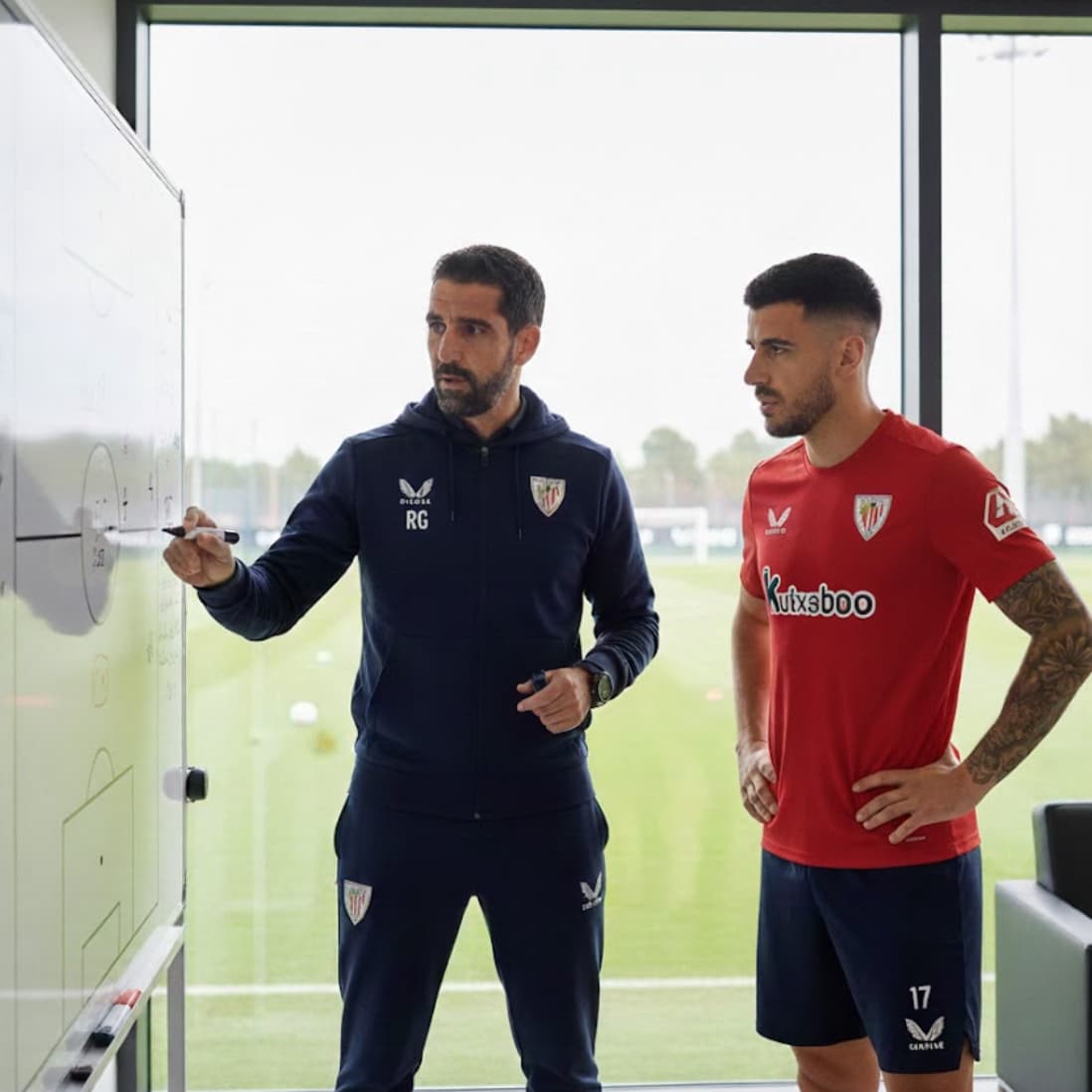 🗣️🔴⚪ FOCO NOS DETALHES Raúl García alinhando ideias com lateral esquerdo Yuri Berchiche antes do duelo contra o Liverpool — leitura de …