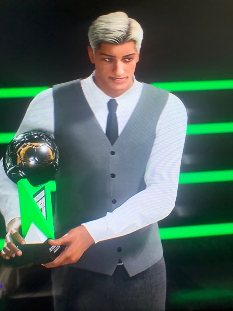 Segundo prêmio individual quê ganho na carreira , o jovem prodigio foi eleito o melhor jogador do campeonato italiano mesmo com seus prec…