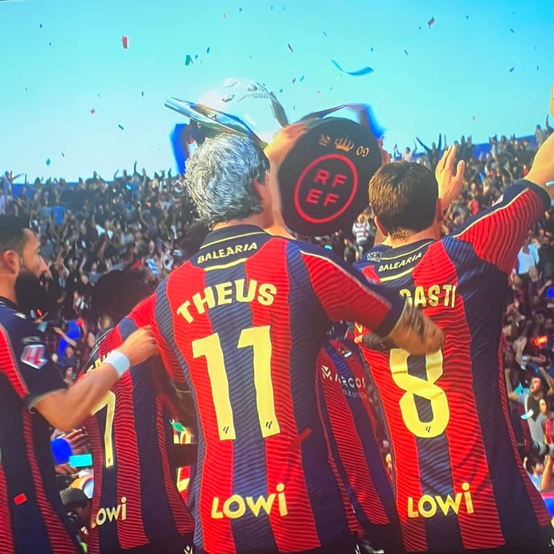 Theus acaba de ganhar a primeira lá liga do levante com apenas 17 anos sendo o artilheiro e o líder de assistências do campeonato