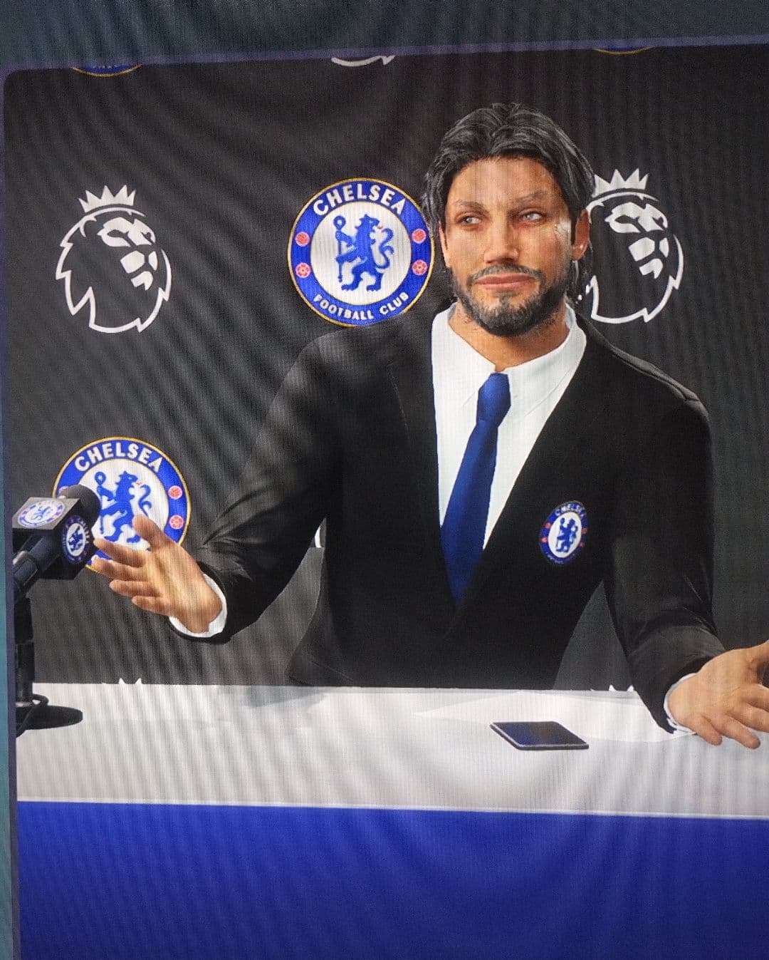 Hoje foi minha apresentação no clube muito feliz em estar em um grande clube como o Chelsea , vamos trabalhar pra por o Chelsea sempre br…