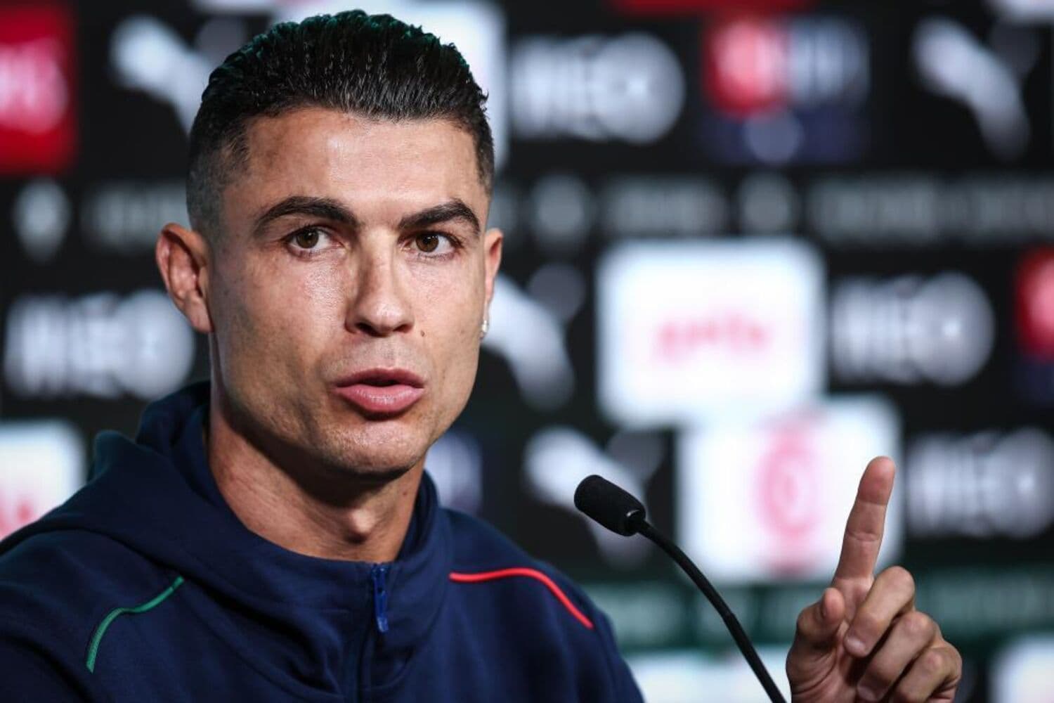 Olá aqui é o CR7 e quero pedir desculpa a todos os fãs do Real Madrid, mas acabei de fechar um contrato com o Atlético de Madrid, sei que…