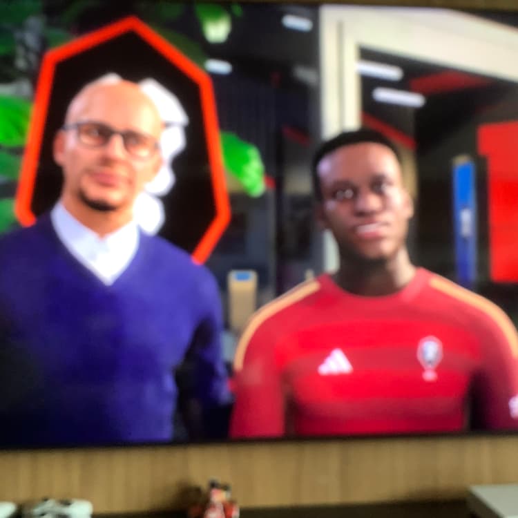Novo contratado do Salford City Basil tums