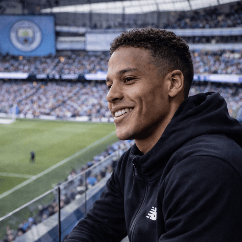 Após não dar certo com Fenna Van Dijk ,Bennani é visto assistindo um jogo feminino entre Man City e Chelsea. Será que o atleta tem uma no…