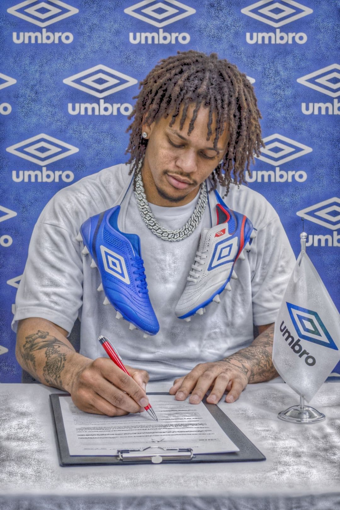 Assinando meu primeiro contrato com uma marca, muito feliz por isso🙏🏽