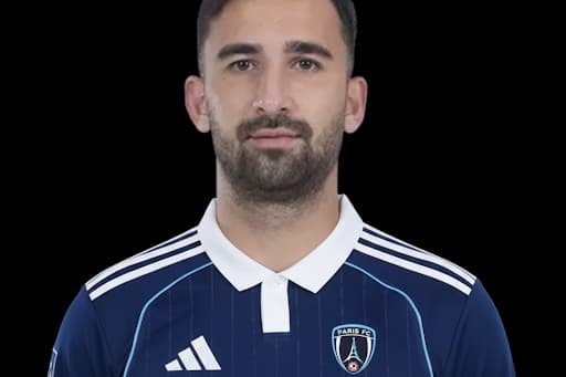 🚨 OFICIAL! 🚨 O Paris FC anunciou a contratação do zagueiro turco Emin Bayram, de 22 anos, como novo reforço do clube para a temporada.