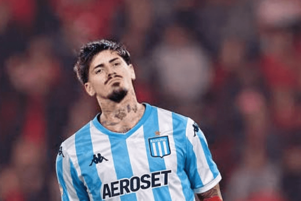 Kevin Lomónaco além de ser expulso por duas entradas extremamente fortes ainda discutiu com seus ex-companheiros o jogo inteiro O zagueir…