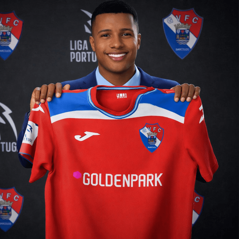 Desde pequeno a sonhar… hoje a viver. Primeiro contrato profissional com equipa sénior do @Gil Vicente Grato por tudo. 🙏💙❤️ Vamooooos B…