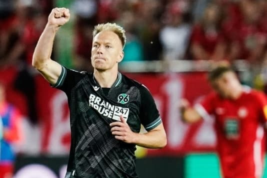 ( De virada e mais gostoso.) Golllllllllllll do Hannover 96 gol da virada e do centroavante Nielsen 2x1 para o Hannnover de virada.
