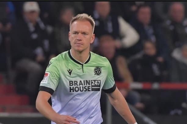 Gollllllll do Hannover 2x1 mais um gol de nielsen e Hannover está vencendo o torneio de pre-temporada.