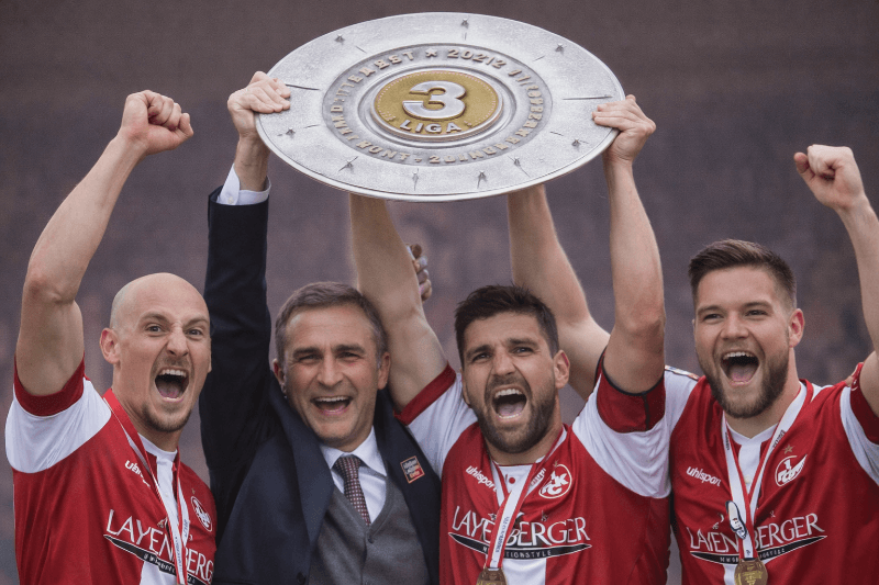 CAMPEÕES!! O Kaiserslautern é campeão da 3. Liga! Morys, Kuntz, Dick e Spalvis levantam a taça da 3. Liga!