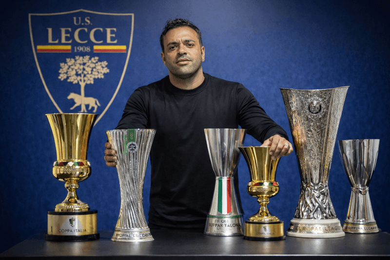 Despedida! 🥹 O maior técnico da história do Lecce, Fabrizio Miccoli se despede após 4 títulos: Coppa Italia 25/26 Conference League 25/2…