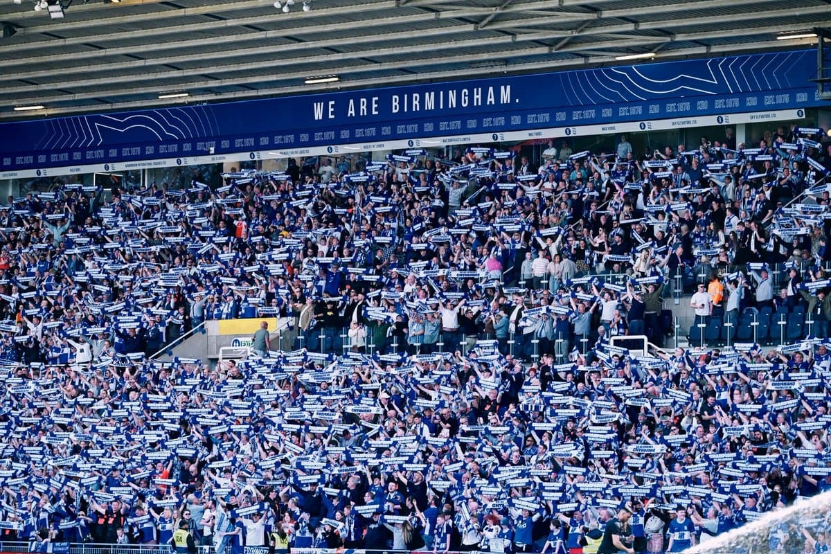 Festa linda da torcida do Birmingham City mesmo fora de casa para o jogo contra o Norwich City na Premier league🤩💙🤍