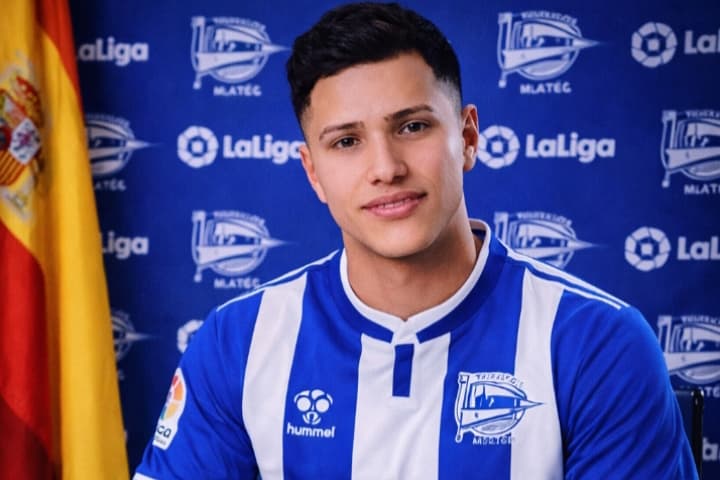 Finalmente posso falar sobre, estou ansioso para jogar pelo {@}[Deportivo Alavés SAD](694f135b718b2d954884b9f7), espero marcar muitos gol…