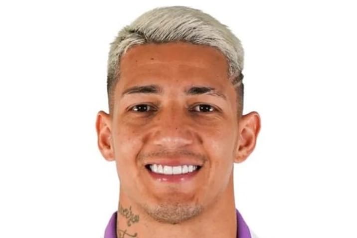 Jogou muito 4 jogos 3 gols