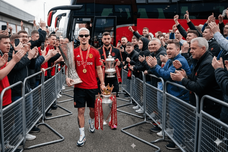 The Triple Crown 😍🏆👑 A Triplice Coroa 😍🏆👑 Vamos United, repetir a mesma coisa na próxima temporada. 🇾🇪🔥