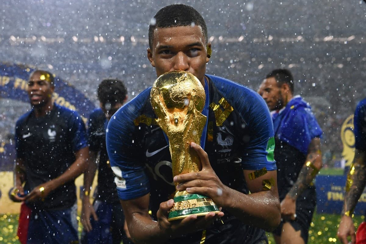 A França é campeã mundial pela 3° vez, seleção conquista o título após vitória de 2x0 contra Dinamarca.