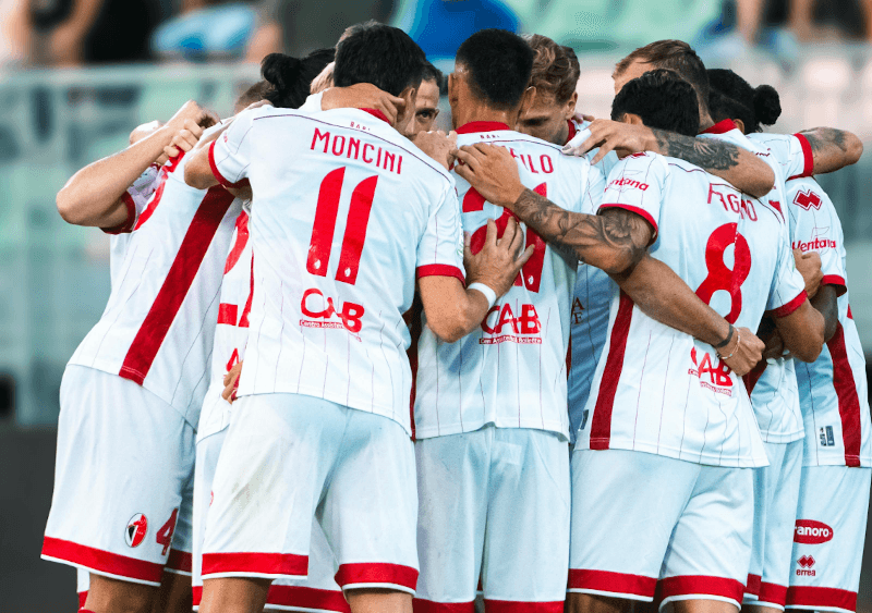 Com uma exibição horrivel e a janela a 10 horas de fechar De Luca procura contratar alguem para ajudar na luta contra o rebaixamento.