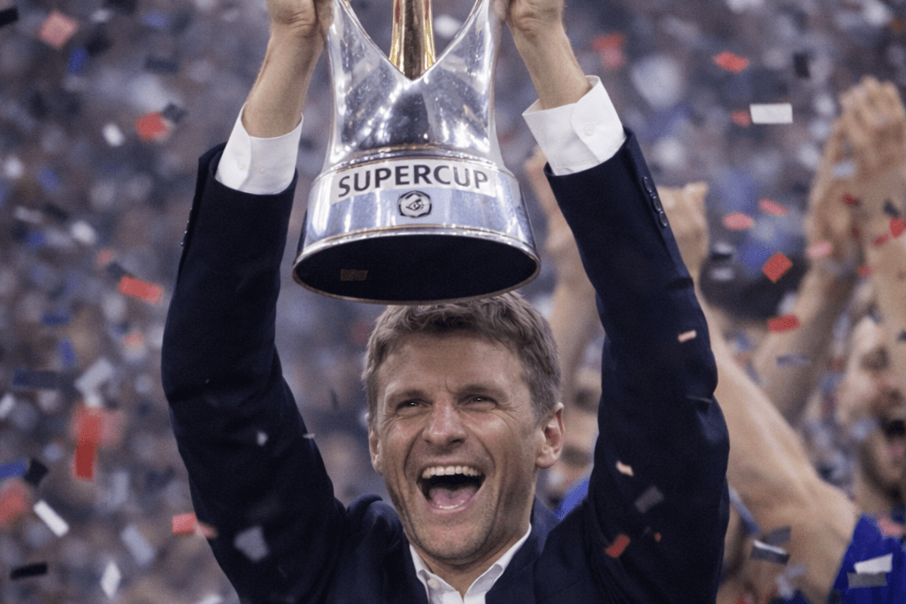 Thomas Müller voltou a erguer a Supercopa da Alemanha pelo Hamburg, confirmando a era vitoriosa do clube. De roupa de manager, o treinado…