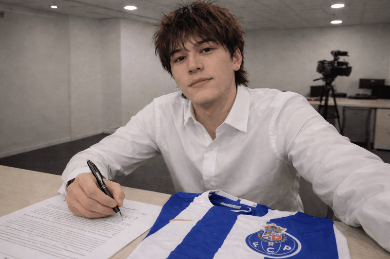🔵⚪ O FC Porto anuncia a integração de Yue na equipa profissional. Com apenas 16 anos, o jovem talento representa o futuro do Clube.