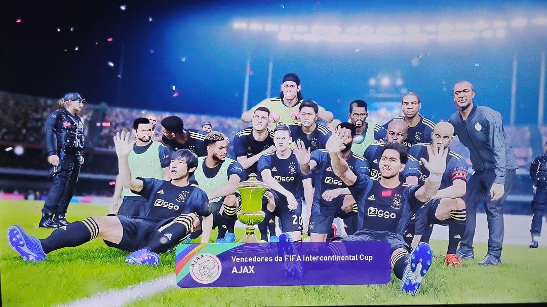 Agora sim eu posso dizer com todo orgulho... SOMOS O MELHOR TIME DO MUNDO! 🤩💪🏽🔴⚪ SOMOS CAMPEÕES MUNDIAIS! 🙌🏽🏆🥇 Wij zijn Ajax, wij…