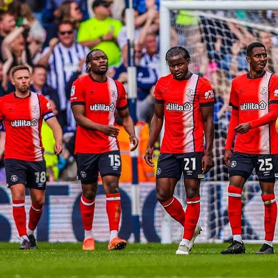 TUDO IGUAL = Luton Town dia no empate em 2x2 com o Stockport em sua casa.