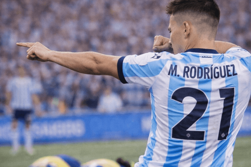 La victoria reposa sobre tus hombros, siempre sobre tus hombros, no un delantero, sino un arquero.💙🤍 {@}[Mat_Rodriguez](695d418ce0b04c5…