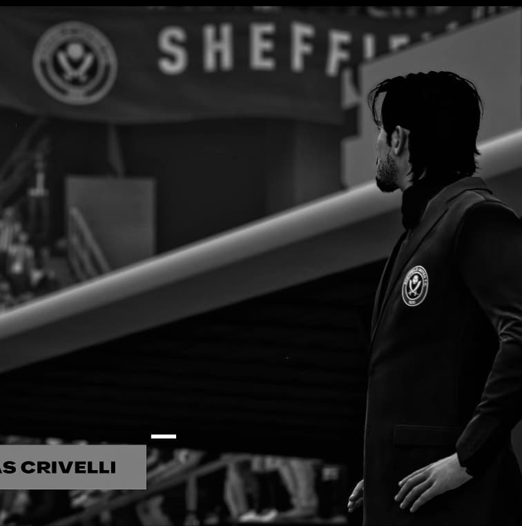 Que foto em meu treinador, grande vitória no primeiro jogo da liga 🔴⚔️⚫️ #SheffieldUnited