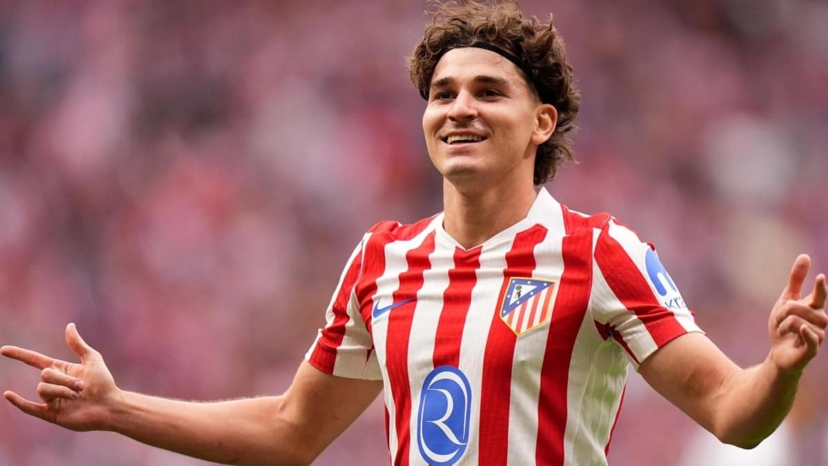 JULIAN ALVAREZ SE TORNA FAVORITO PARA A BOLA DE OURO 2027!!! 33 gols 15 assistências final da copa de Rey e entre os 2 melhores na LaLiga…