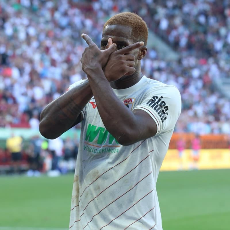 Com dois gols de essende danny rohl perde na estreia para o ausburg por dois a um