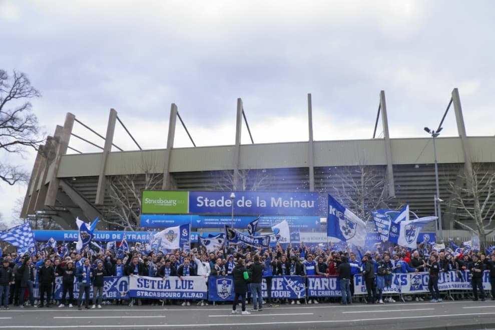 Torcida faz festa fora do estádio com a volta de Miguel para o jogo contra o Stade Rennais