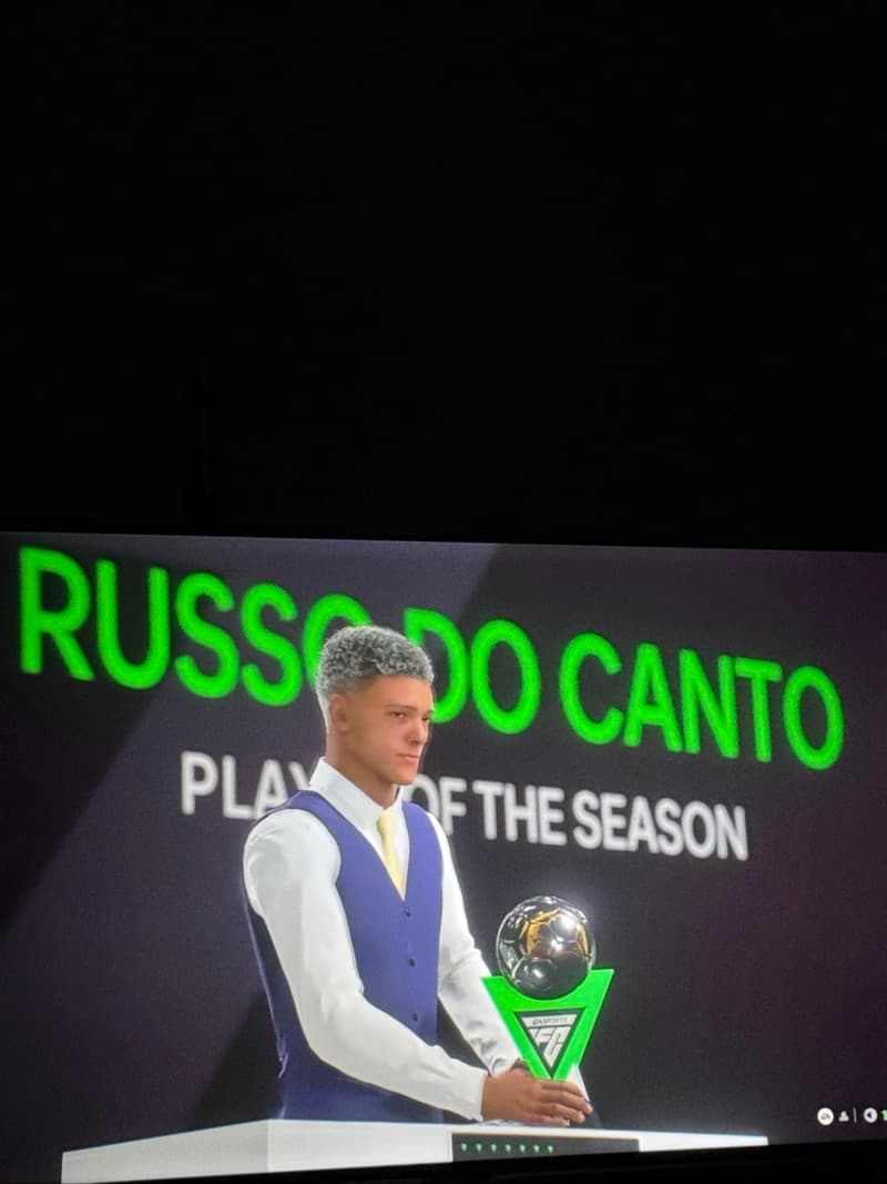 Muito contente com o premio de melhor jogador de la liga e melhor marcador gloria a deuss😍😍🔥