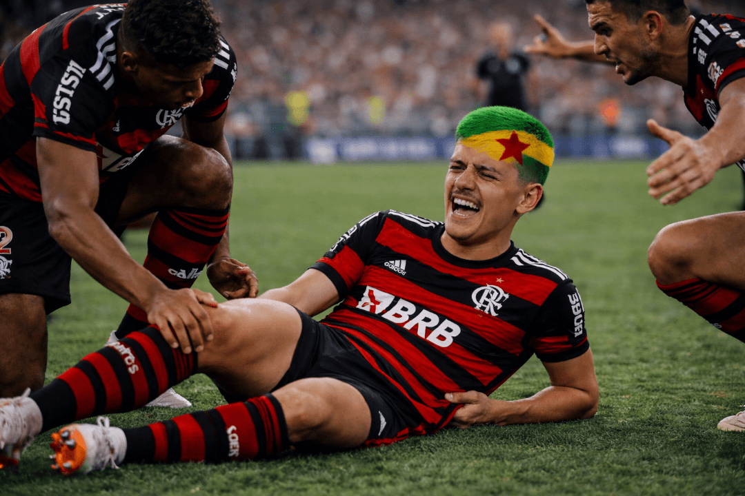Acabei sofrendo uma lesão muscular no segundo tempo o Flamengo venceu foi campeão da copa do Brasil vou ficar 4 semanas fora de campo Ain…