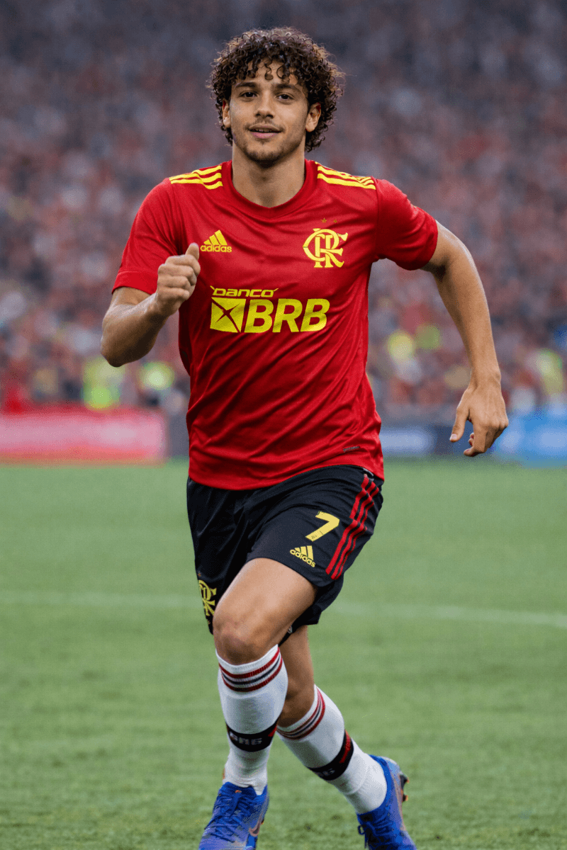 Gustavo se destaca em seu treino pela sua velocidade e deu dribles!! O garoto não tem medo de mostrar o seu futebol.