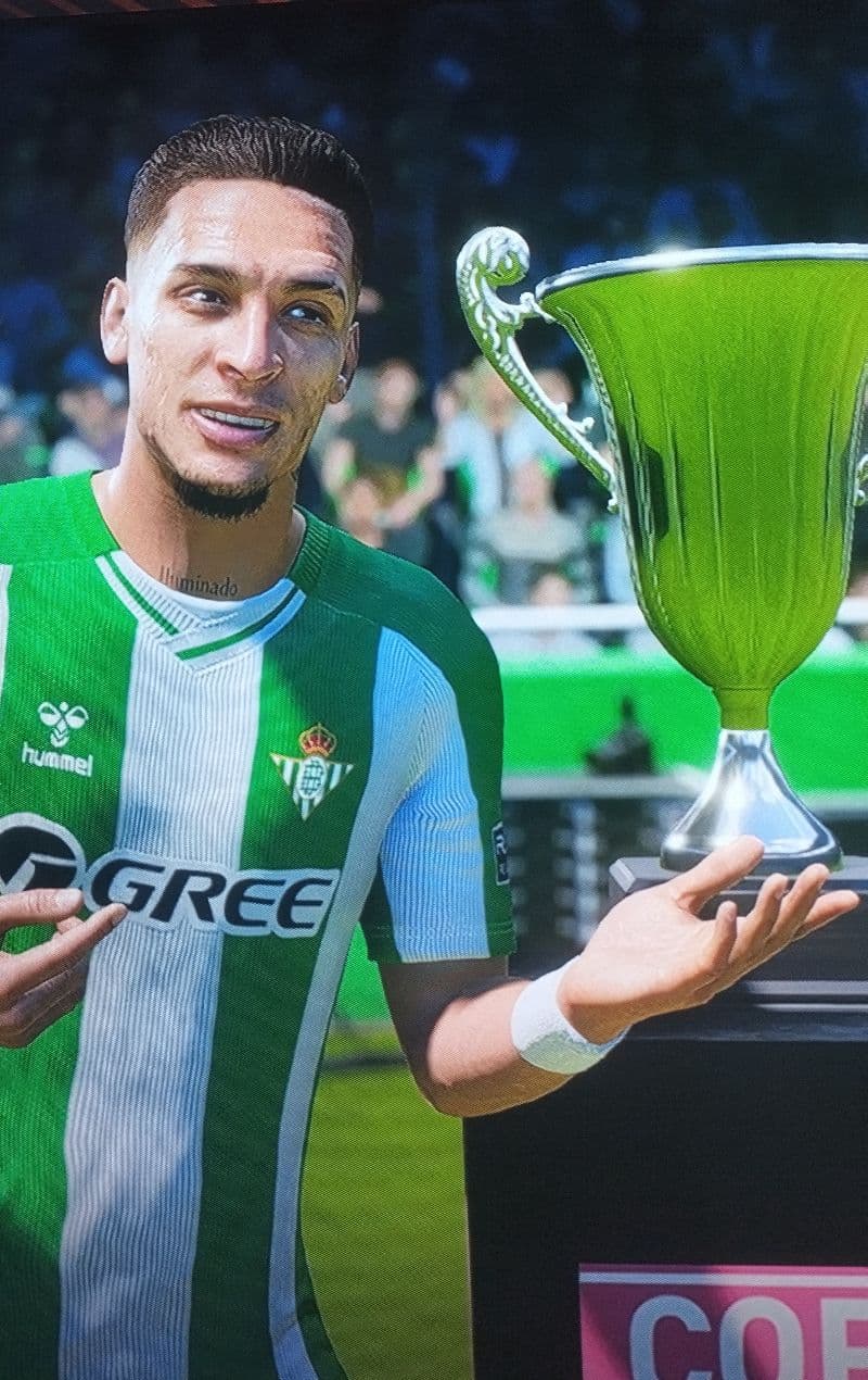 Antony meu parceiro felizão com a taça da Espanha do lado obs:(com gol meu na final) ganhamos do Madrid #VAMO BETIS